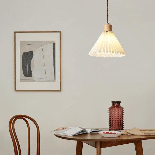 Hängeleuchte mit Plisseeschirm