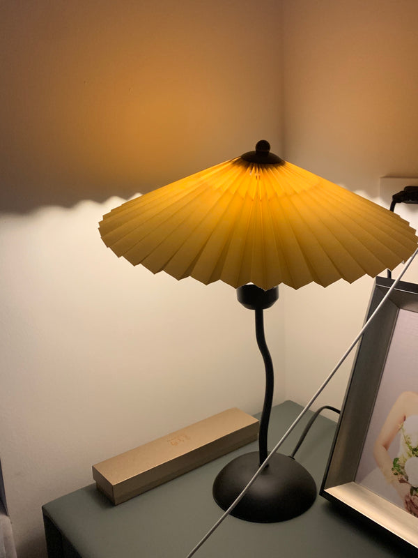 Lampe de table à abat-jour plissé