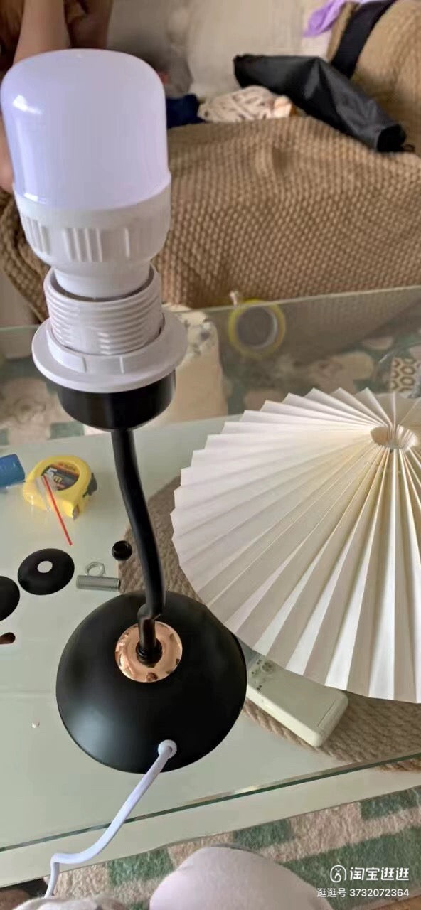 Lampe de table à abat-jour plissé