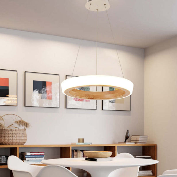 Runde Pendelleuchte, Esszimmer aus Holz