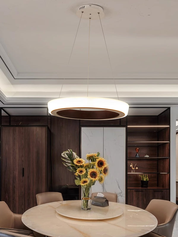 Runde Pendelleuchte, Esszimmer aus Holz