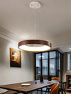 Runde Pendelleuchte, Esszimmer aus Holz