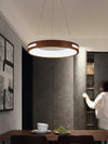 Runde Pendelleuchte, Esszimmer aus Holz