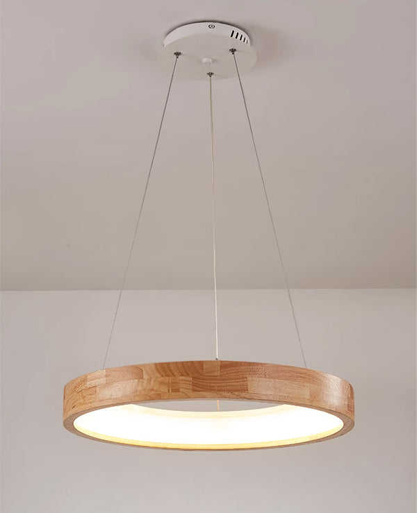 Runde Pendelleuchte, Esszimmer aus Holz