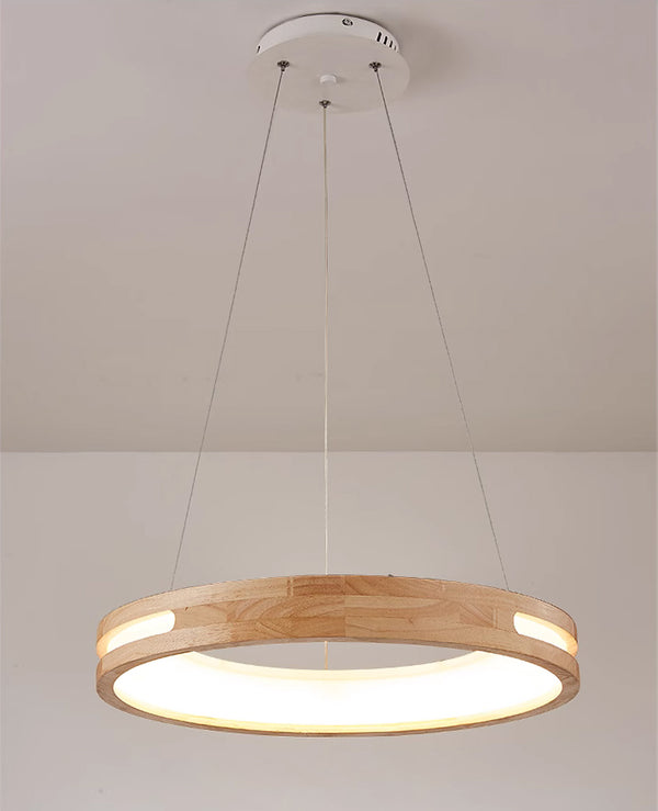 Runde Pendelleuchte, Esszimmer aus Holz