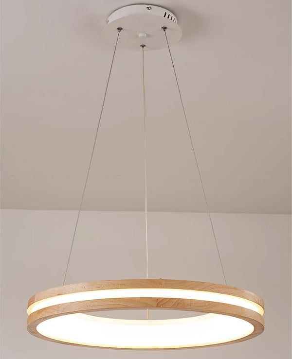 Runde Pendelleuchte, Esszimmer aus Holz