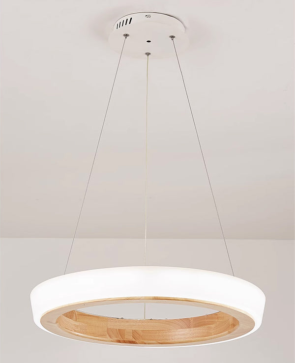 Runde Pendelleuchte, Esszimmer aus Holz