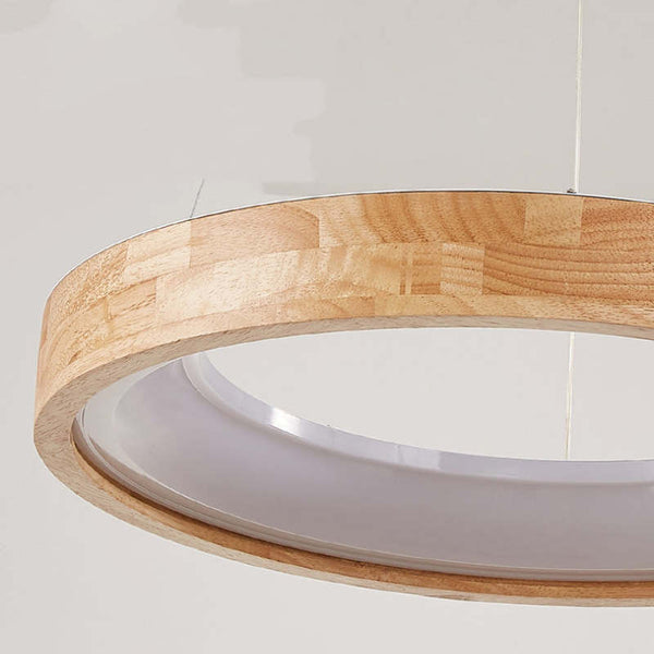 Runde Pendelleuchte, Esszimmer aus Holz
