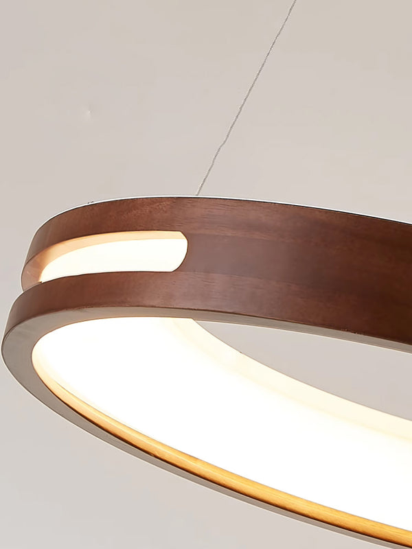 Runde Pendelleuchte, Esszimmer aus Holz