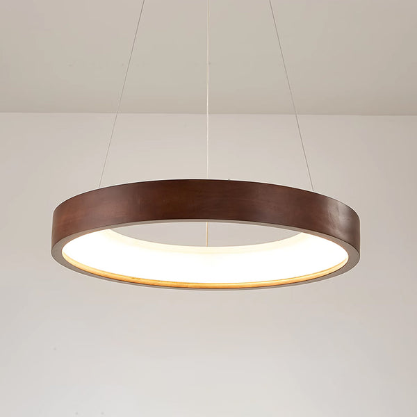 Runde Pendelleuchte, Esszimmer aus Holz