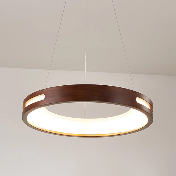 Runde Pendelleuchte, Esszimmer aus Holz