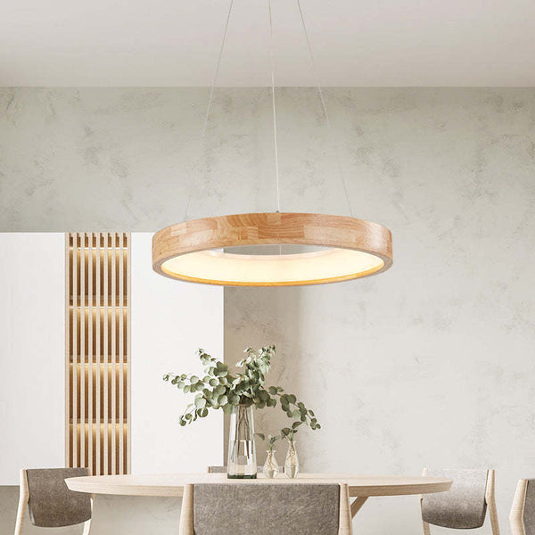 Runde Pendelleuchte, Esszimmer aus Holz