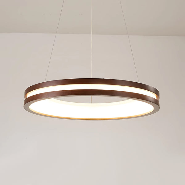 Runde Pendelleuchte, Esszimmer aus Holz