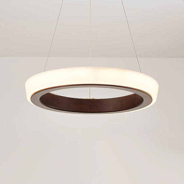 Runde Pendelleuchte, Esszimmer aus Holz