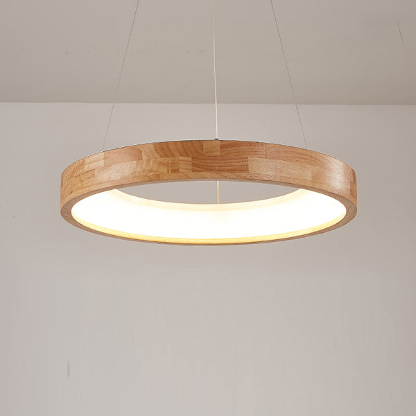 Runde Pendelleuchte, Esszimmer aus Holz