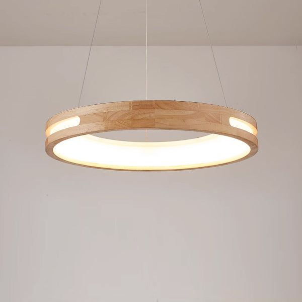 Runde Pendelleuchte, Esszimmer aus Holz
