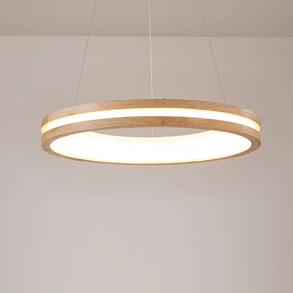 Runde Pendelleuchte, Esszimmer aus Holz