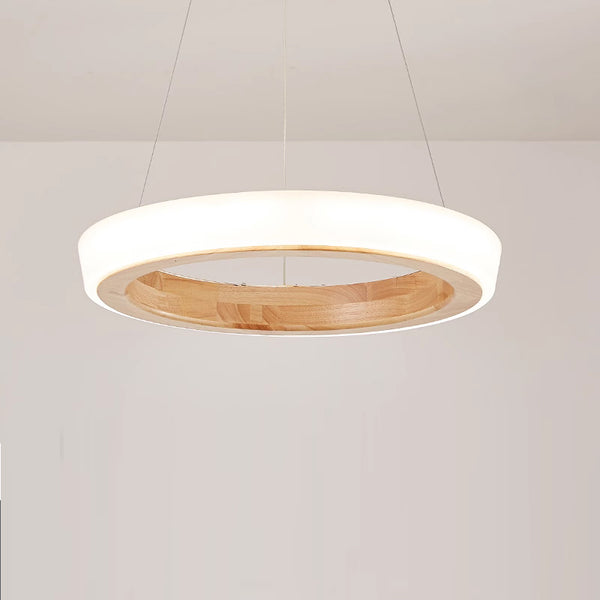 Runde Pendelleuchte, Esszimmer aus Holz