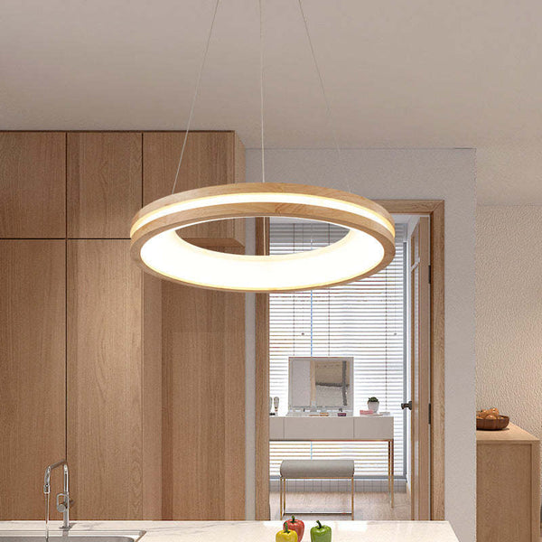 Runde Pendelleuchte, Esszimmer aus Holz