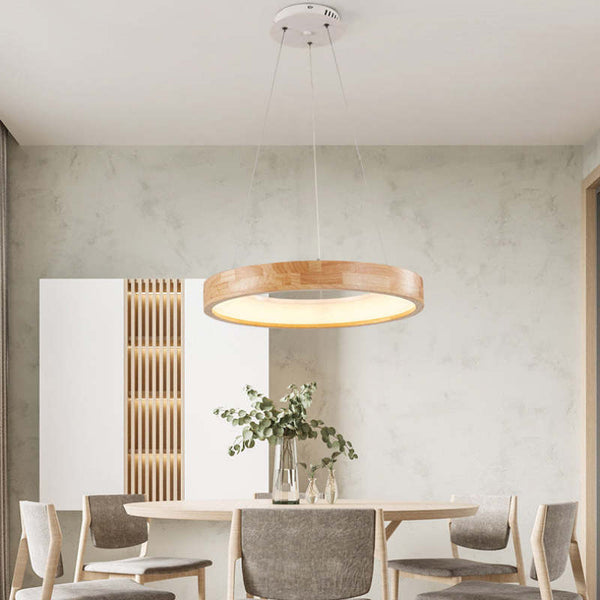 Runde Pendelleuchte, Esszimmer aus Holz