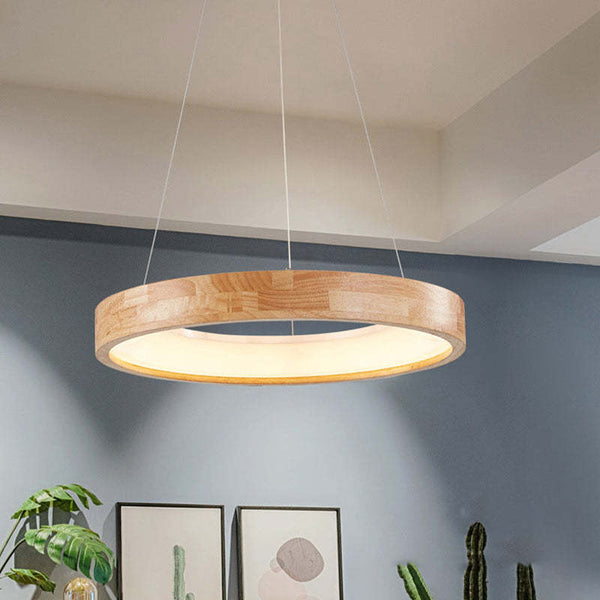 Runde Pendelleuchte, Esszimmer aus Holz