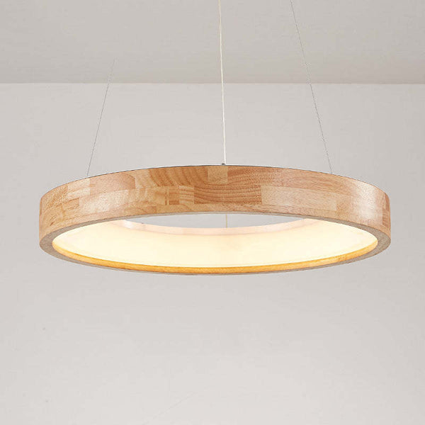 Runde Pendelleuchte, Esszimmer aus Holz