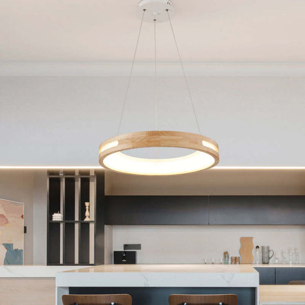 Runde Pendelleuchte, Esszimmer aus Holz