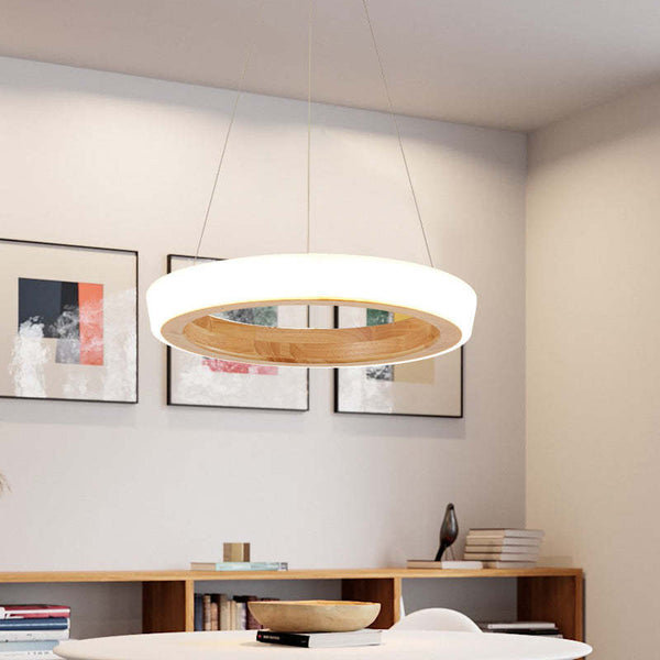 Runde Pendelleuchte, Esszimmer aus Holz